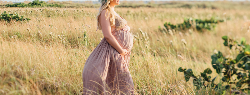 Maternity photoshoot in field